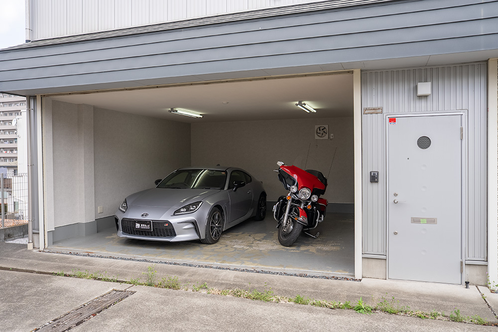 ガレージに駐車したTOYOTA_GR86＆HARLEY-DAVIDSON_FLHTK Ultra Limited