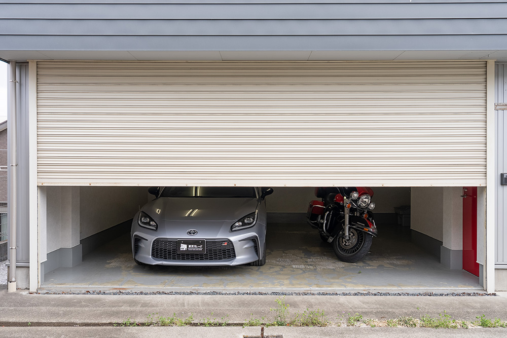 シャッターを半分開けた様子