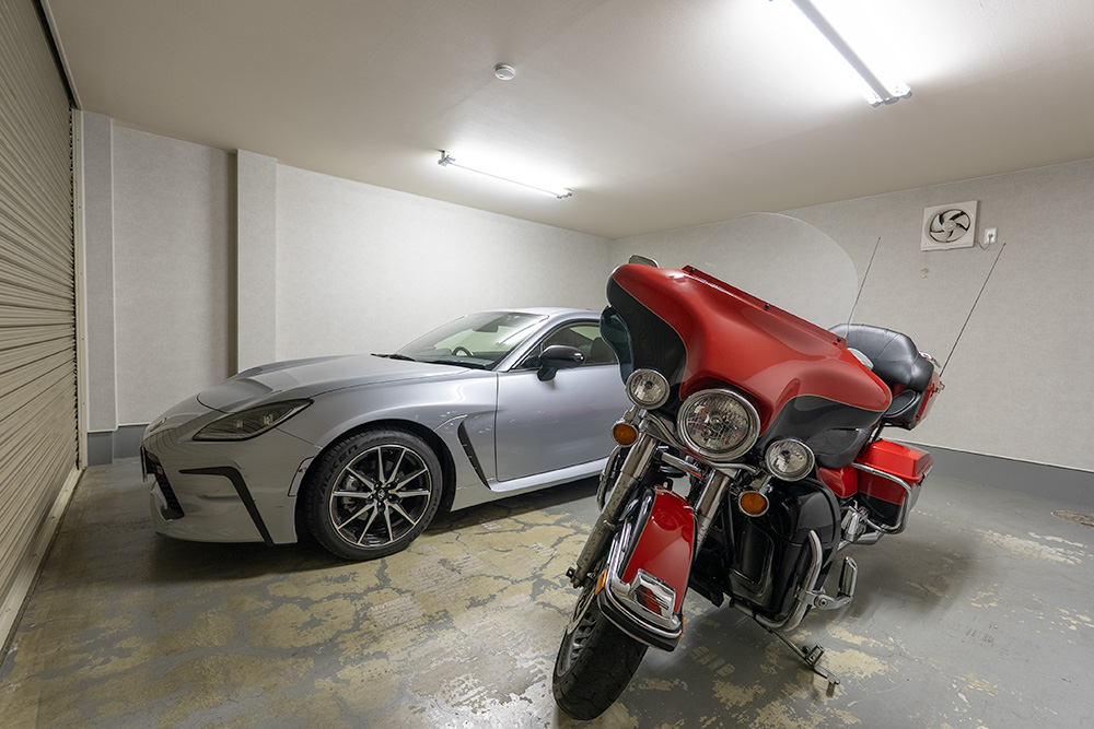 ガレージに駐車したTOYOTA_GR86＆HARLEY-DAVIDSON_FLHTK Ultra Limited