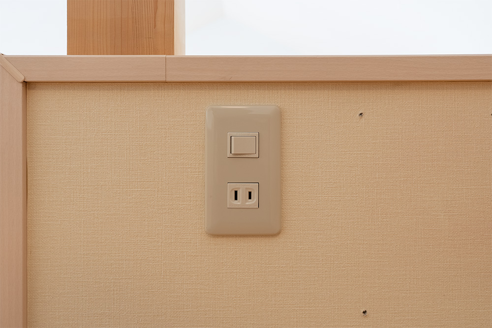 ロフトに備わるコンセントと照明スイッチ