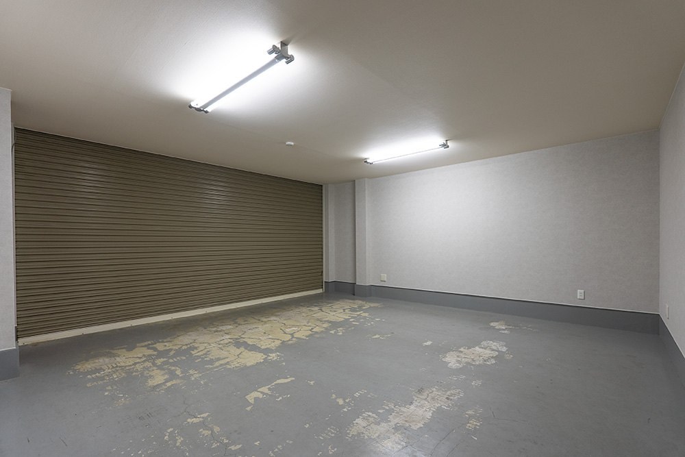 ガレージ内を奥側から見た様子