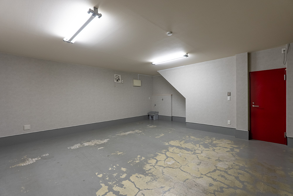 ガレージ内をシャッター側から見た様子