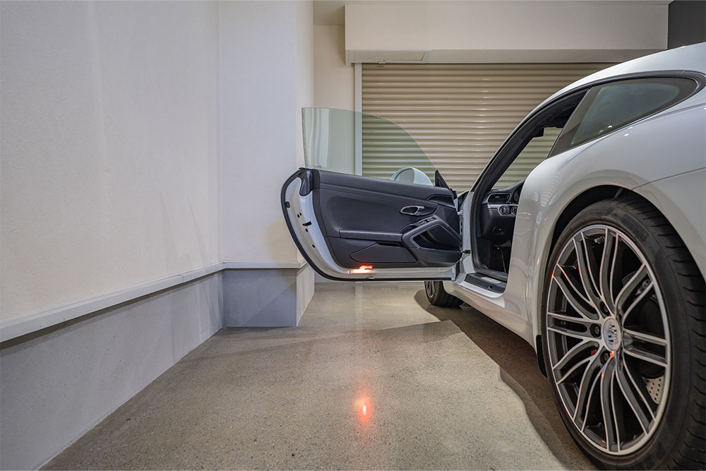 ガレージでドアを開けたPorsche_911CarreraS
