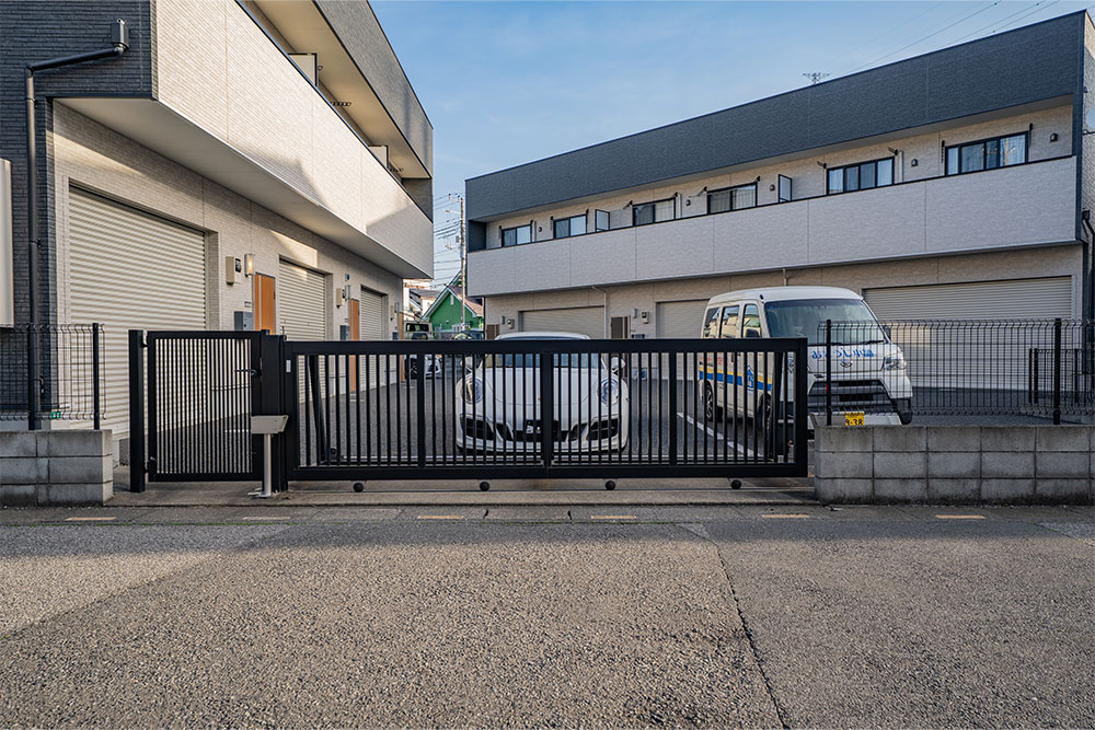 敷地入口には電動セキュリティゲート完備