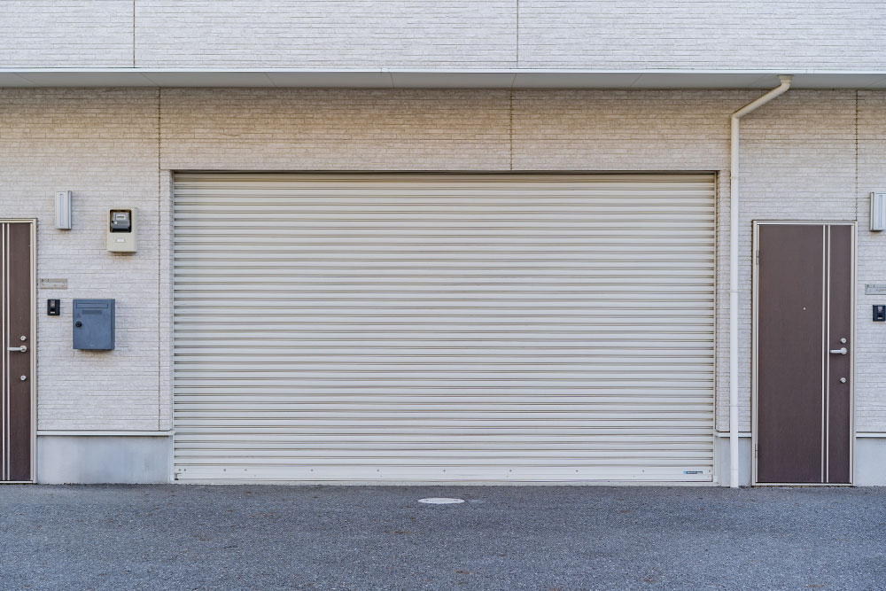 B棟は開口幅4.25mのワイドガレージ