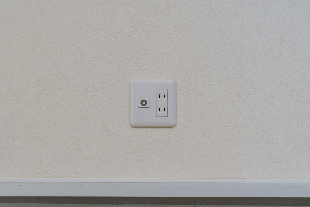 100VコンセントとTVアンテナ