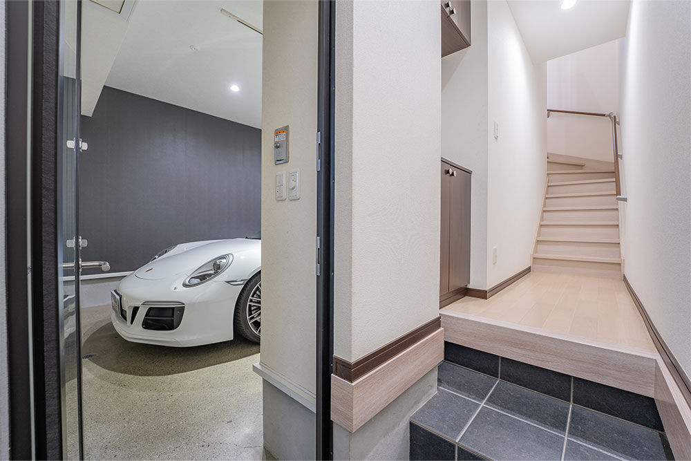 玄関から見たガレージ