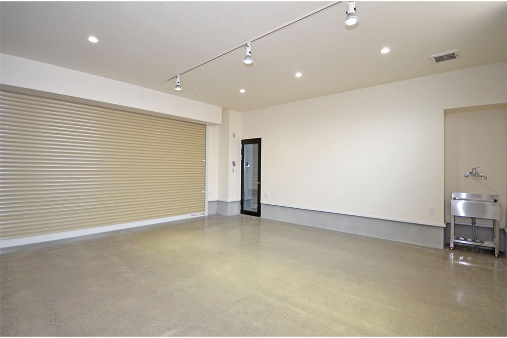 B棟のガレージ内観