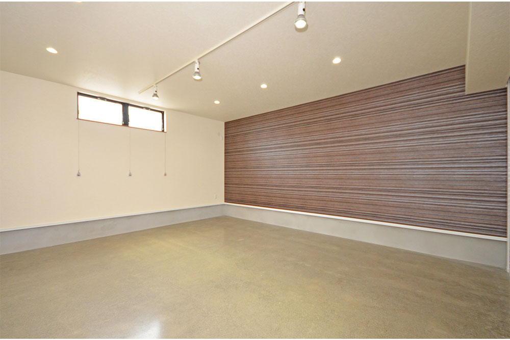 B棟のガレージ内観