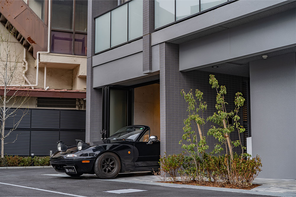 ガレージを出発するユーノスロードスター