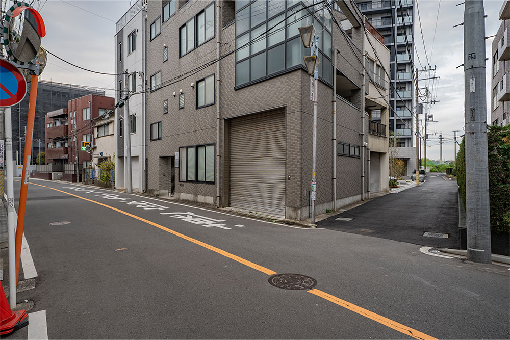 西側から前面道路への進入部