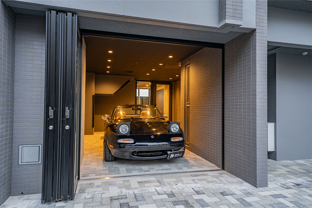 ガレージに駐車したユーノスロードスター