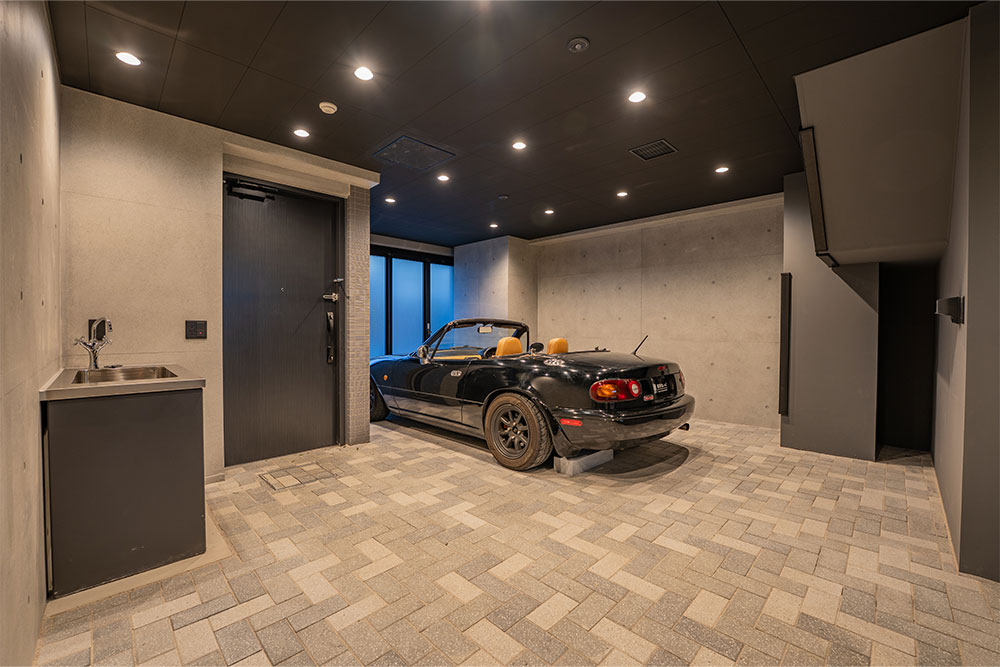 専用玄関からガレージを通り出入りする