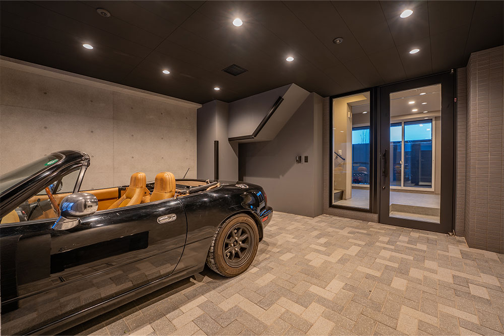 ガレージに駐車したユーノスロードスター