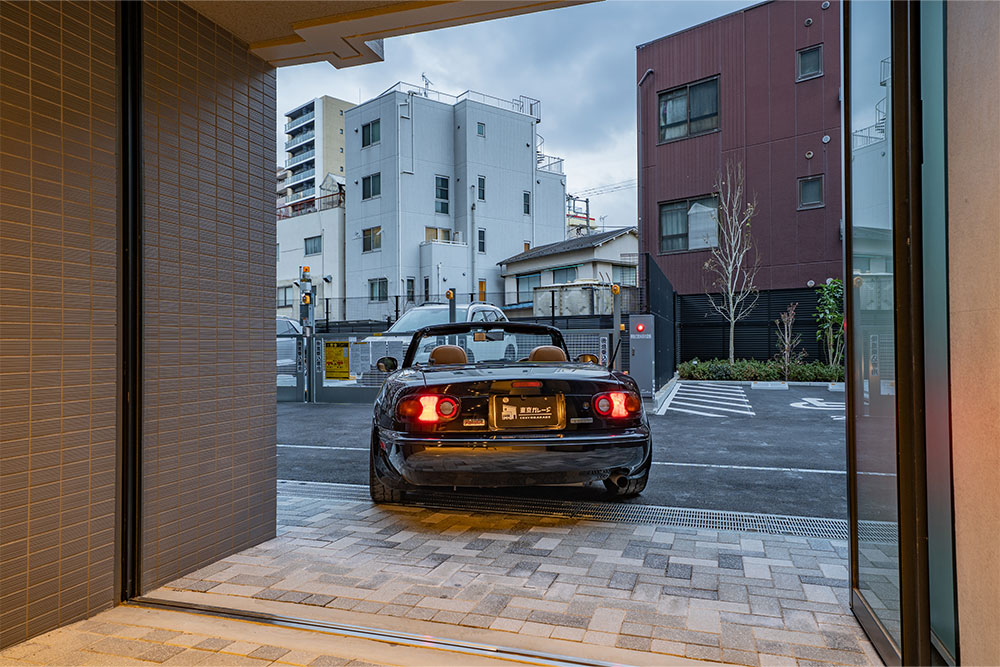 ガレージを出発するユーノスロードスター