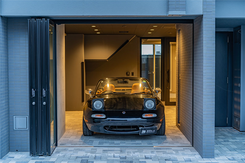 ガレージに駐車したユーノスロードスター