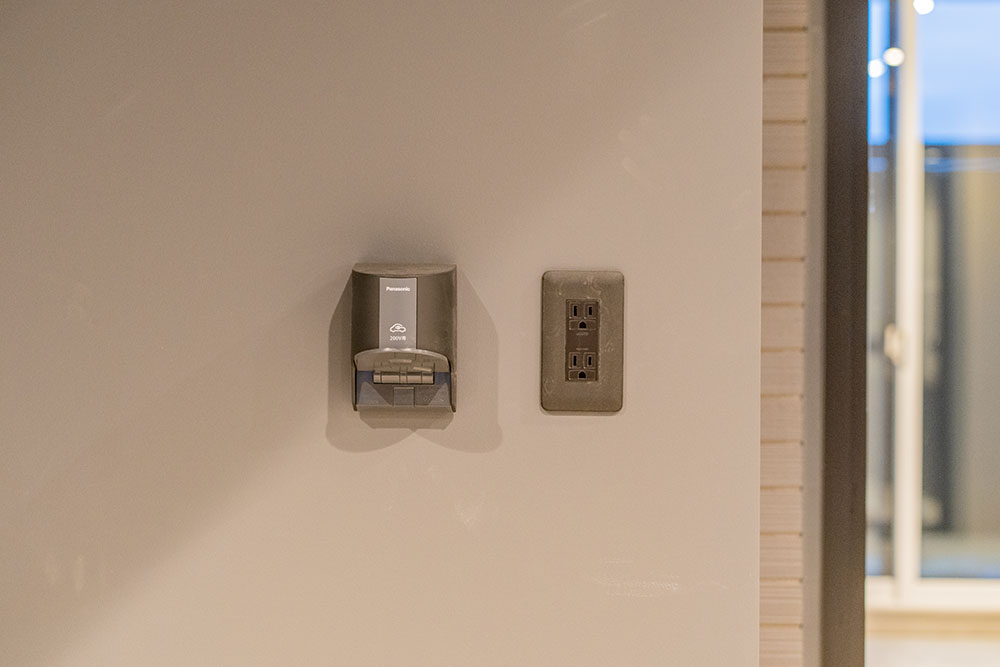 EV充電用200V電源と100Vコンセント