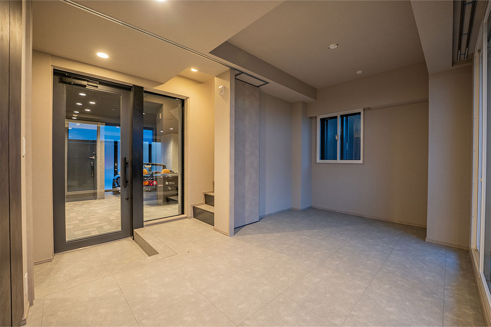 ガレージ越しにガレージが見える1F洋室