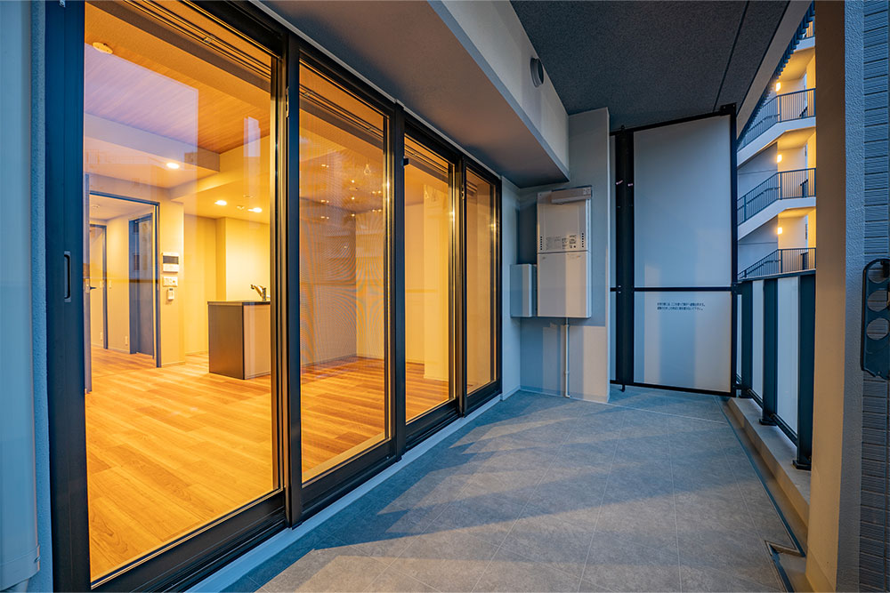 1Fテラス、2Fにはバルコニーも備わる