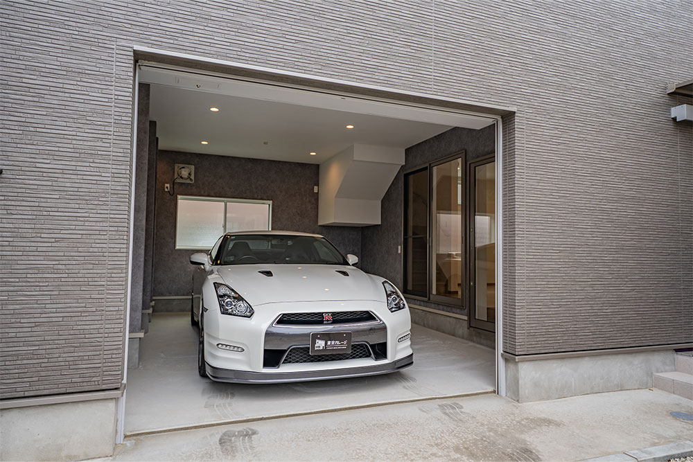 ガレージに駐車したGT-R（R35）