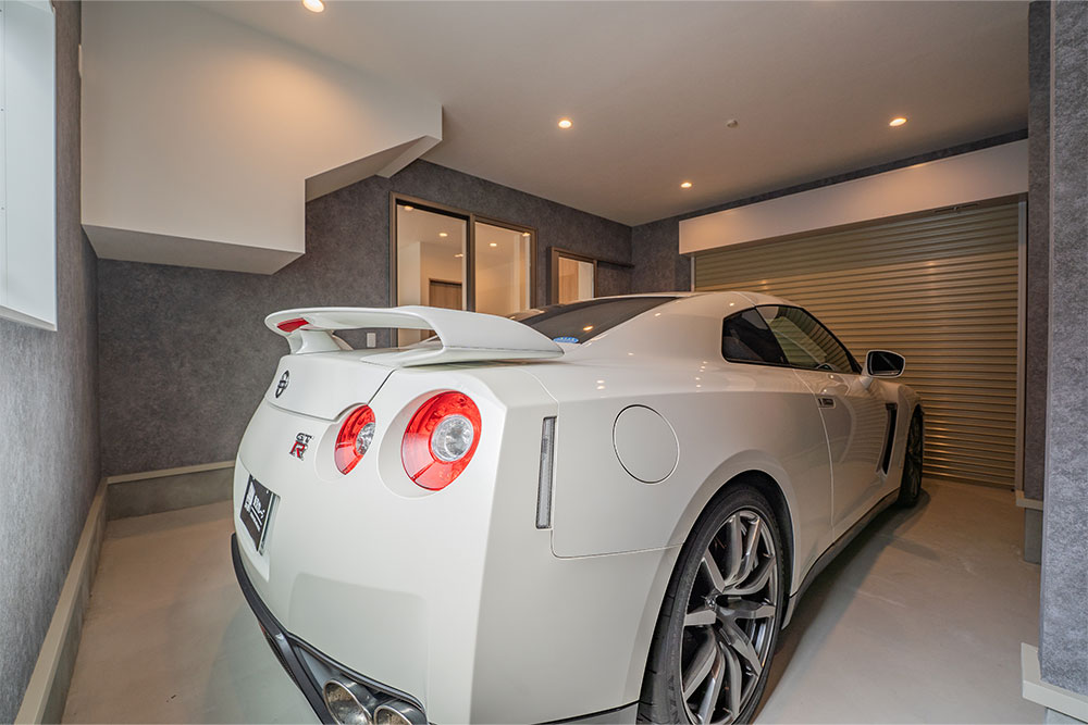 ガレージに駐車したGT-R（R35）