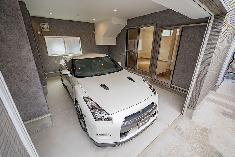 ガレージに駐車したGT-R（R35）