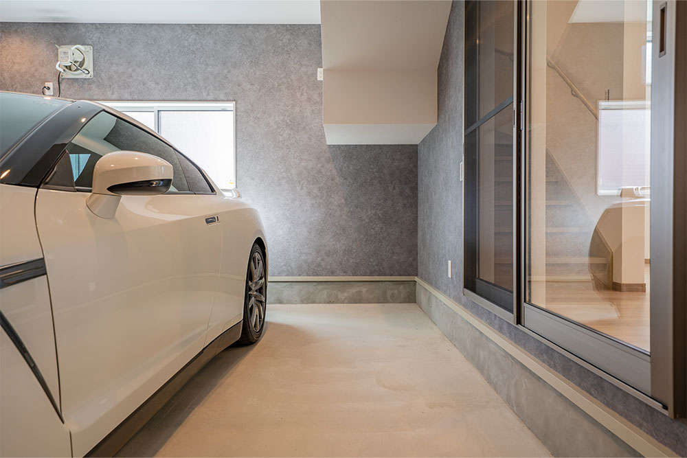 ガレージに駐車したGT-R（R35）