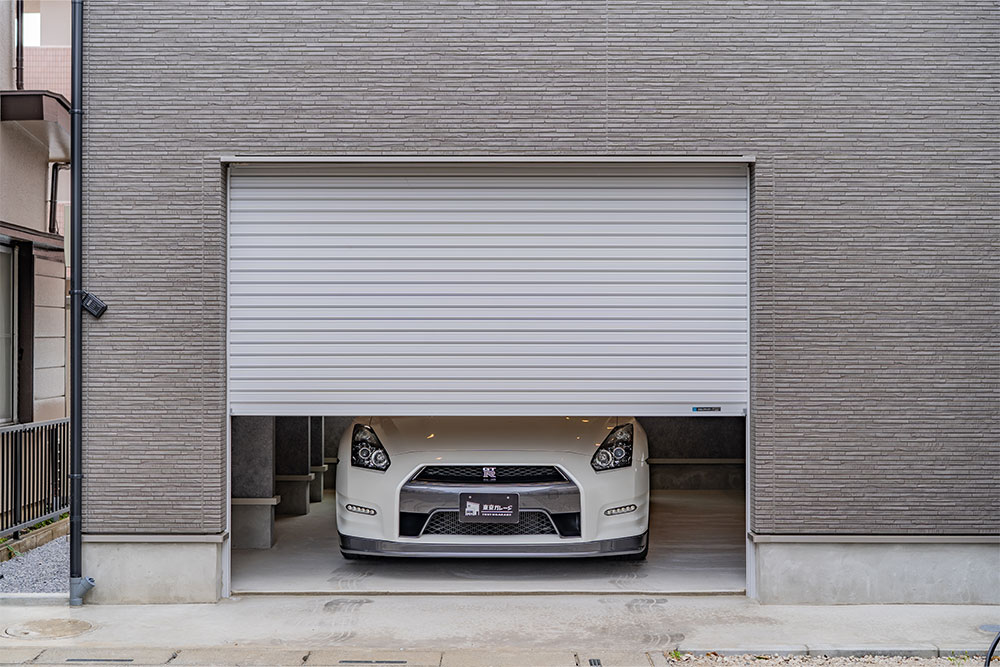 ガレージに駐車したGT-R（R35）