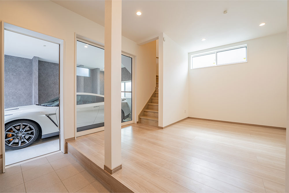 玄関・サービスルームからはガレージを望む