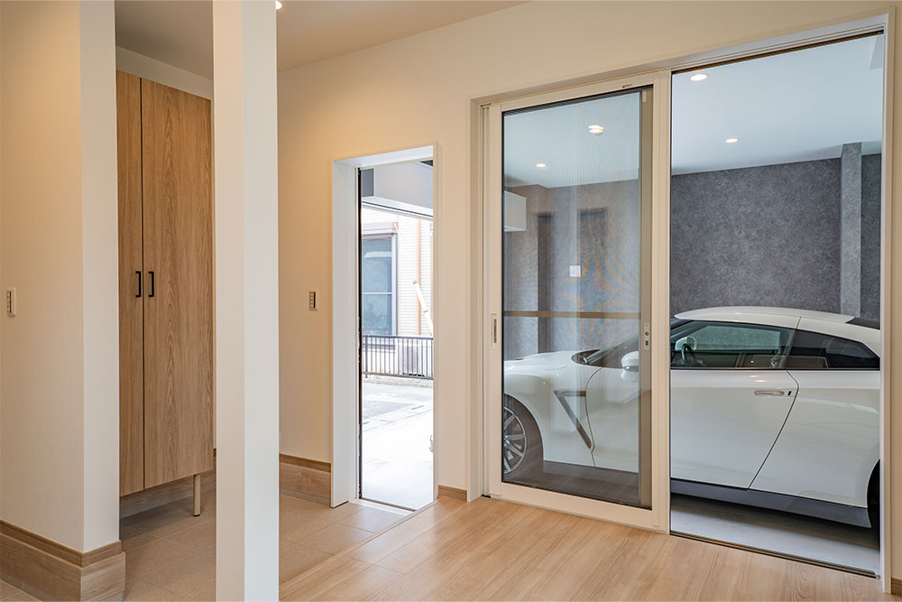 サービスルームから見たガレージ