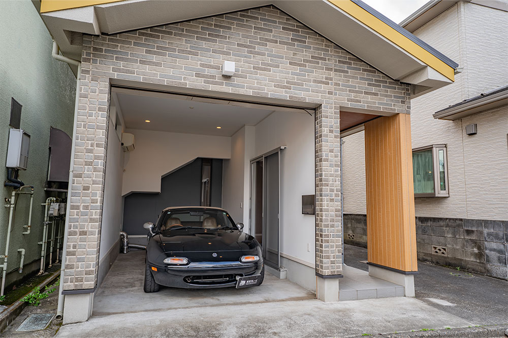 ガレージに駐車したNAロードスター