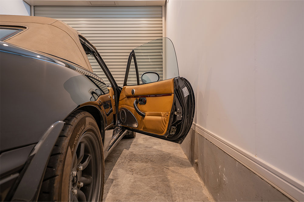 ガレージでドアを開けたNAロードスター