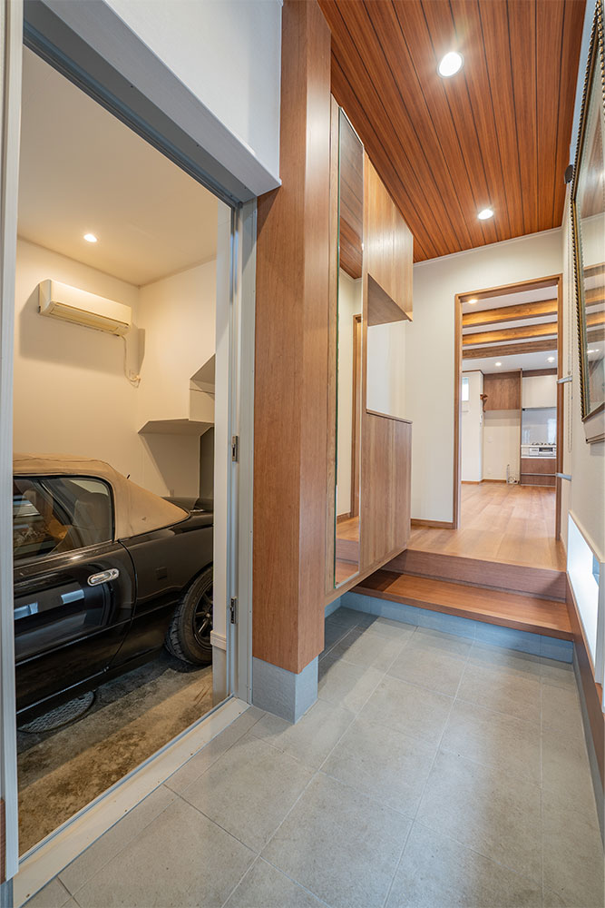 玄関から見たガレージ