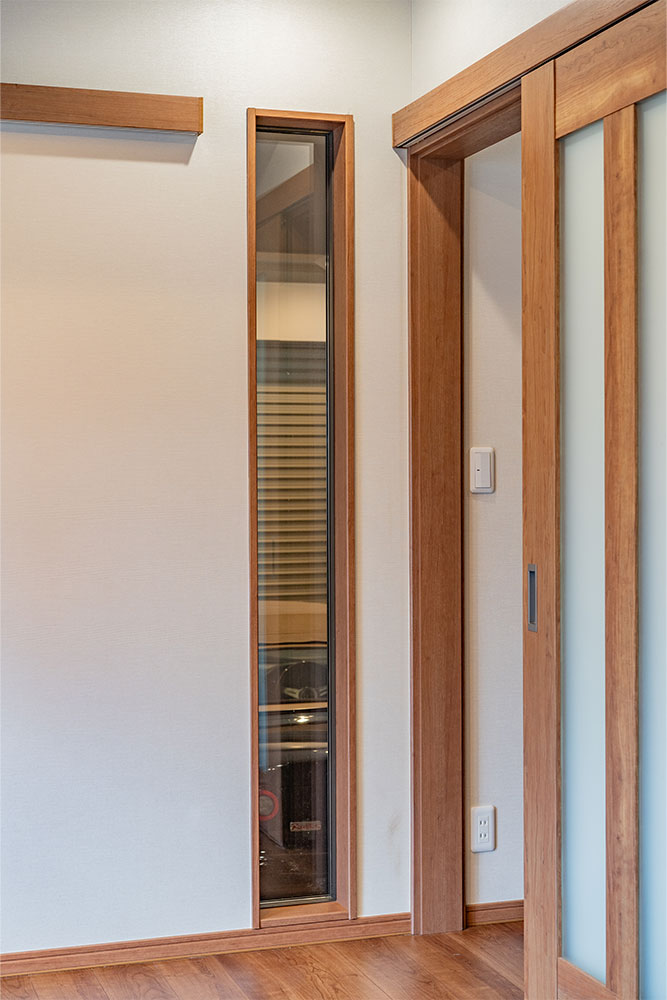 ガレージを覗くスリット窓