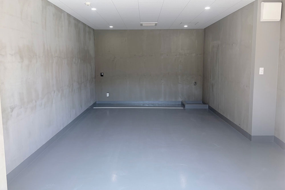 庫内にはEV用200V・100V・水栓を装備