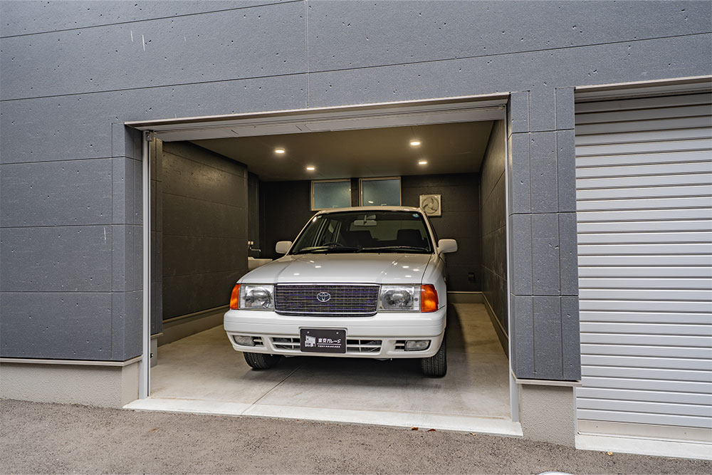 ガレージに駐車したトヨタ_コンフォート