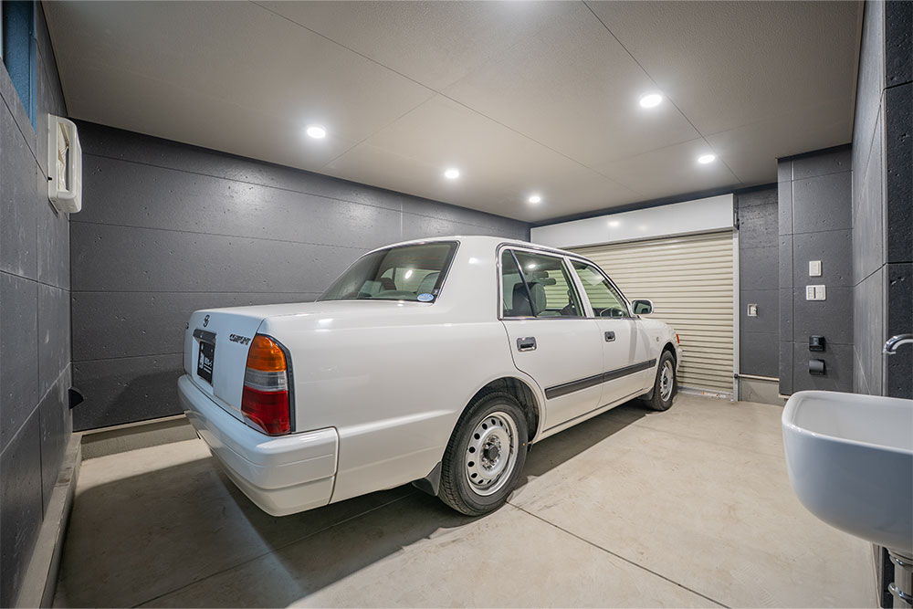 外観同様の外壁材で仕上げたガレージ