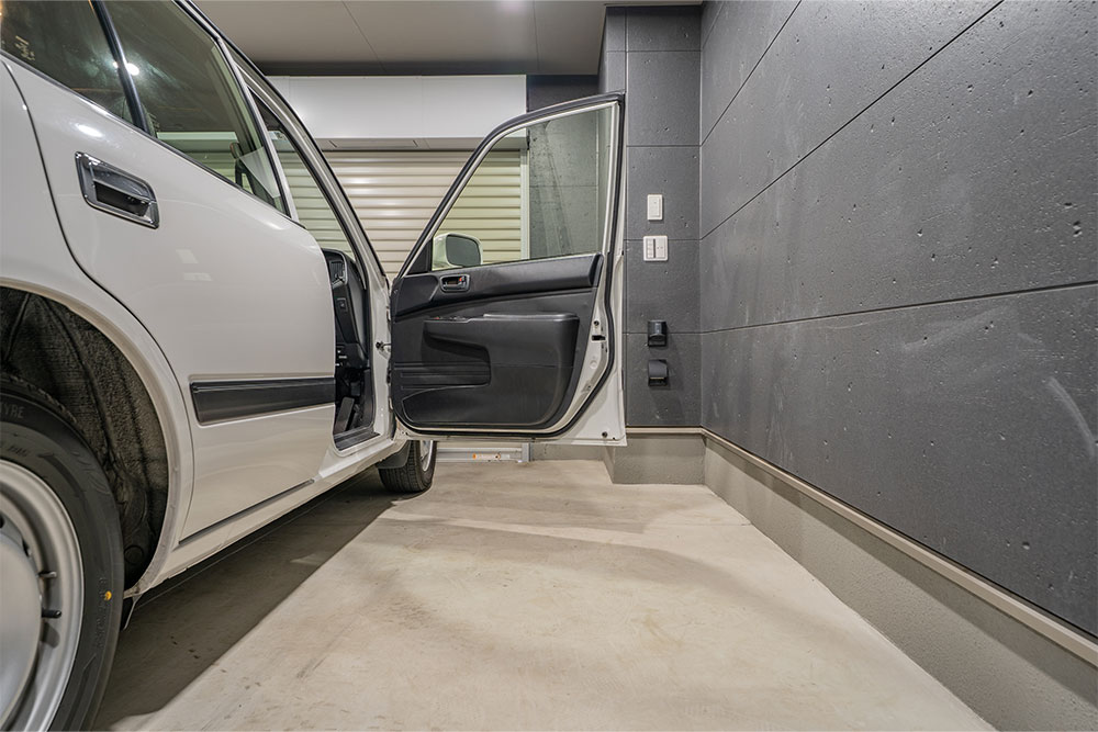 ガレージでドアを開けたトヨタ_コンフォート