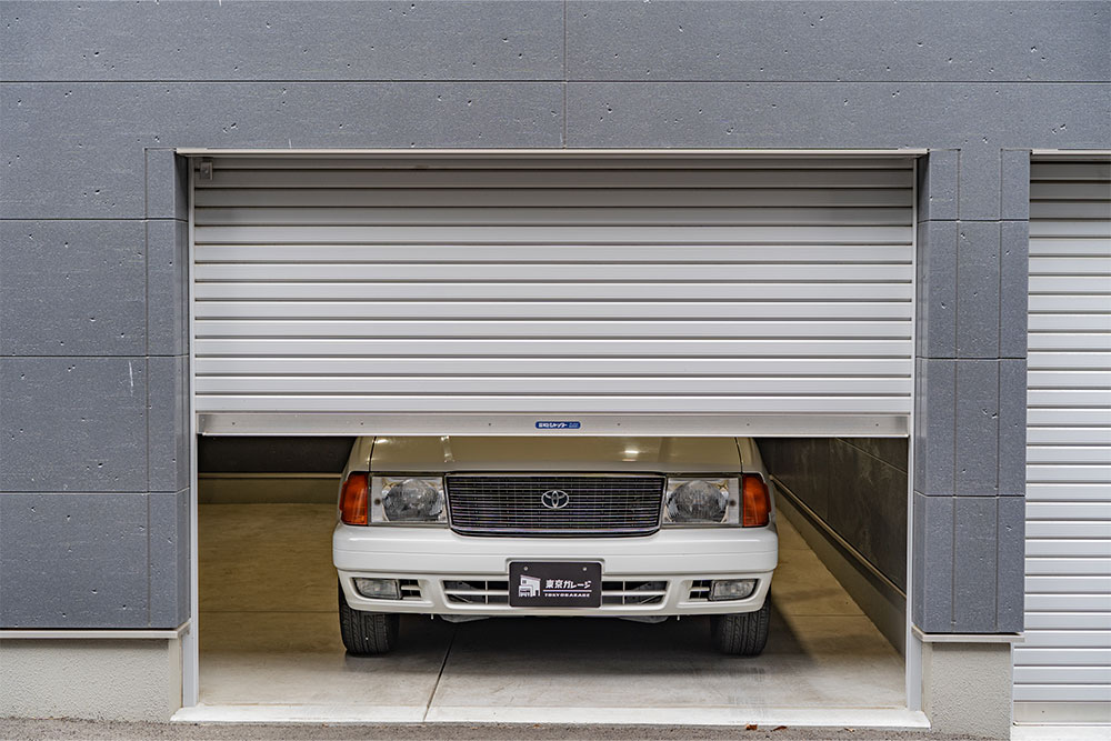 ガレージに駐車したトヨタ_コンフォート