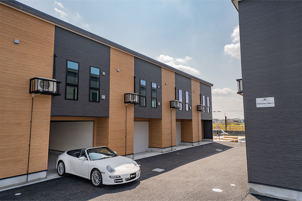 埼玉県三郷市番匠免1丁目の賃貸ガレージハウス「Inframince Edge(アンフラマンス エッジ)」と911 Carrera Cabriolet