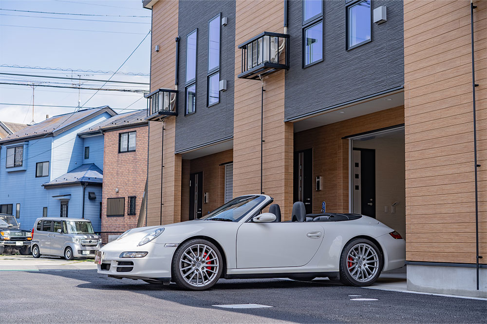 ガレージを出発する911 Carrera Cabriolet