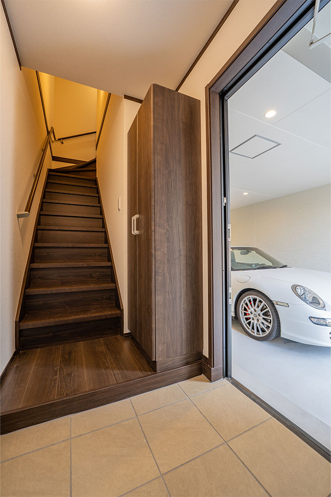 玄関から見たガレージ