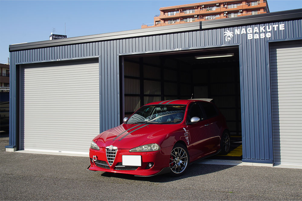 ガレージを出発するアルファロメオ147