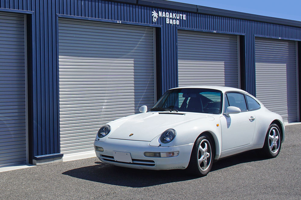 ガレージ前に駐車したPorsche911（Type993）