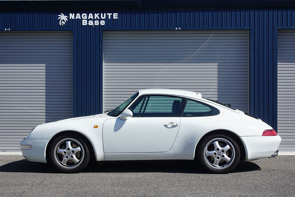 ガレージ前に駐車したPorsche911（Type993）