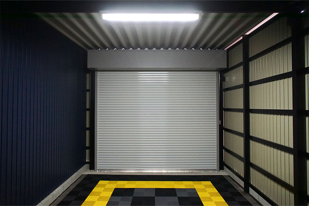 駐車位置の目安にもなるタイルマット