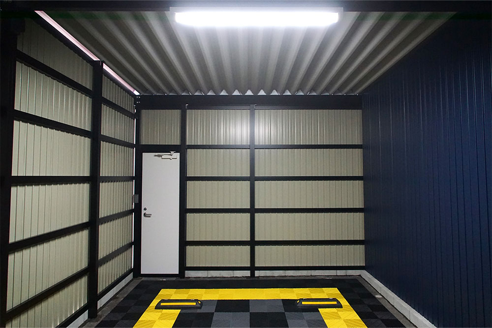 シャッターに加えて勝手口も備わる