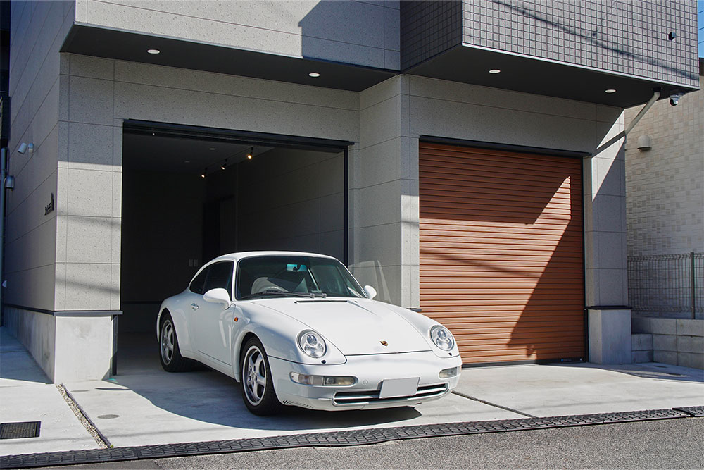 木造3階建の1F部分が貸しガレージとなる