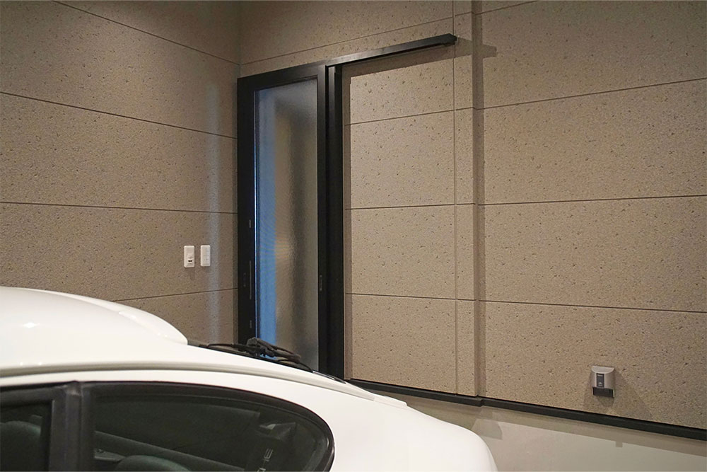 後方引戸からは建物内に出入りできる