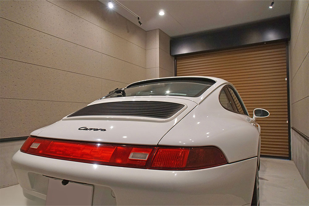 リモコン付き電動シャッターを採用